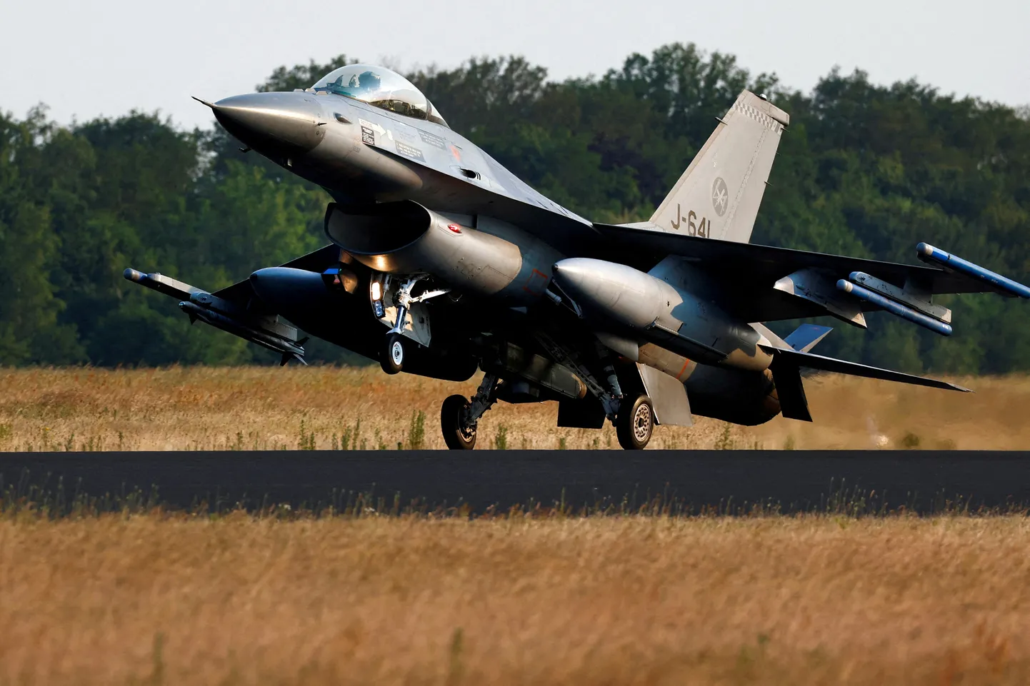 Hollandi õhuväe F-16 hävituslennuk Volkeli lennuväebaasis.