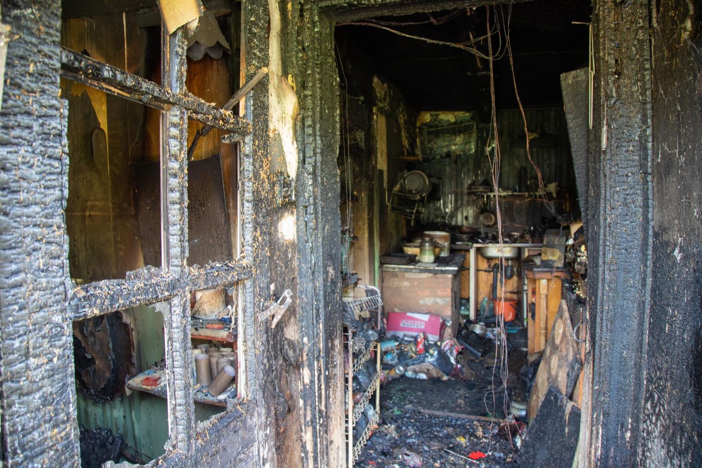 Kui kahes tulekahjust laastatud korteris toimetasid omanikud veel asju kokku panna, siis kolmas eluase, kus elas naabrimees, oli kõige enam söestunud. 