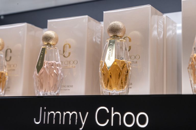 Оказывается, обувщик с мировым именем Джимми Чу делает не только сногсшибательные туфельки, но и выпускает одноименный парфюм. Цена - 199 евро за флакончик.