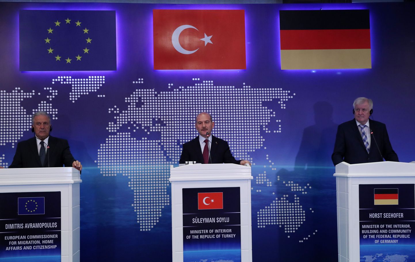 Euroopa Komisjoni migratsioonivolinik Dimitris Avramopoulos (vasakul), Türgi siseminister Süleyman Soylu (keskel) ja Saksa siseminister Horst Seehofer (paremal) Ankaras migratsiooniküsimuste arutelul.