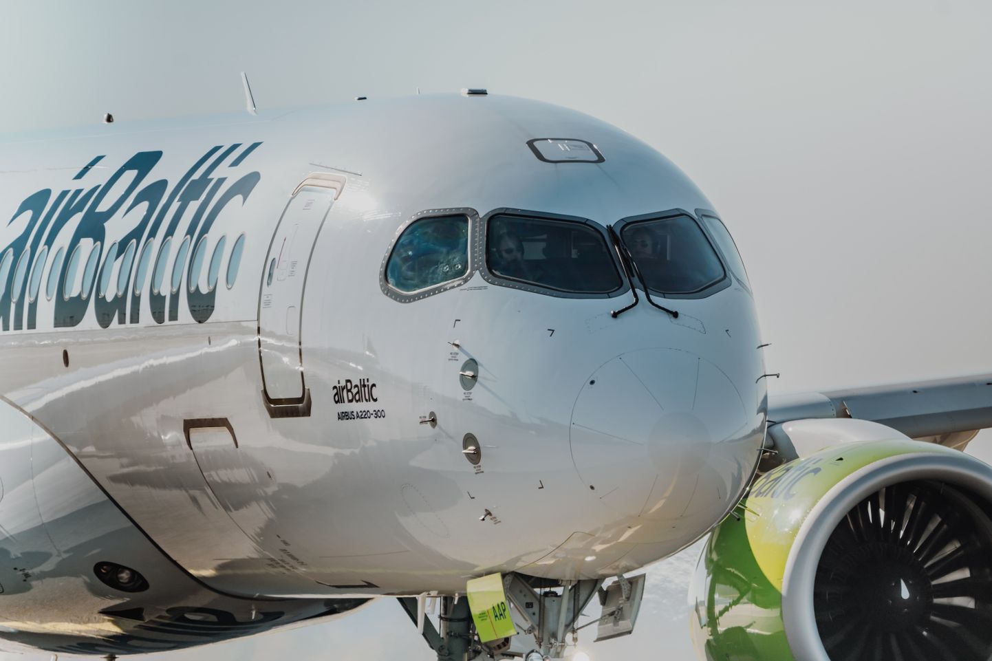 Самолет авиакомпании airBaltic (иллюстративное фото).