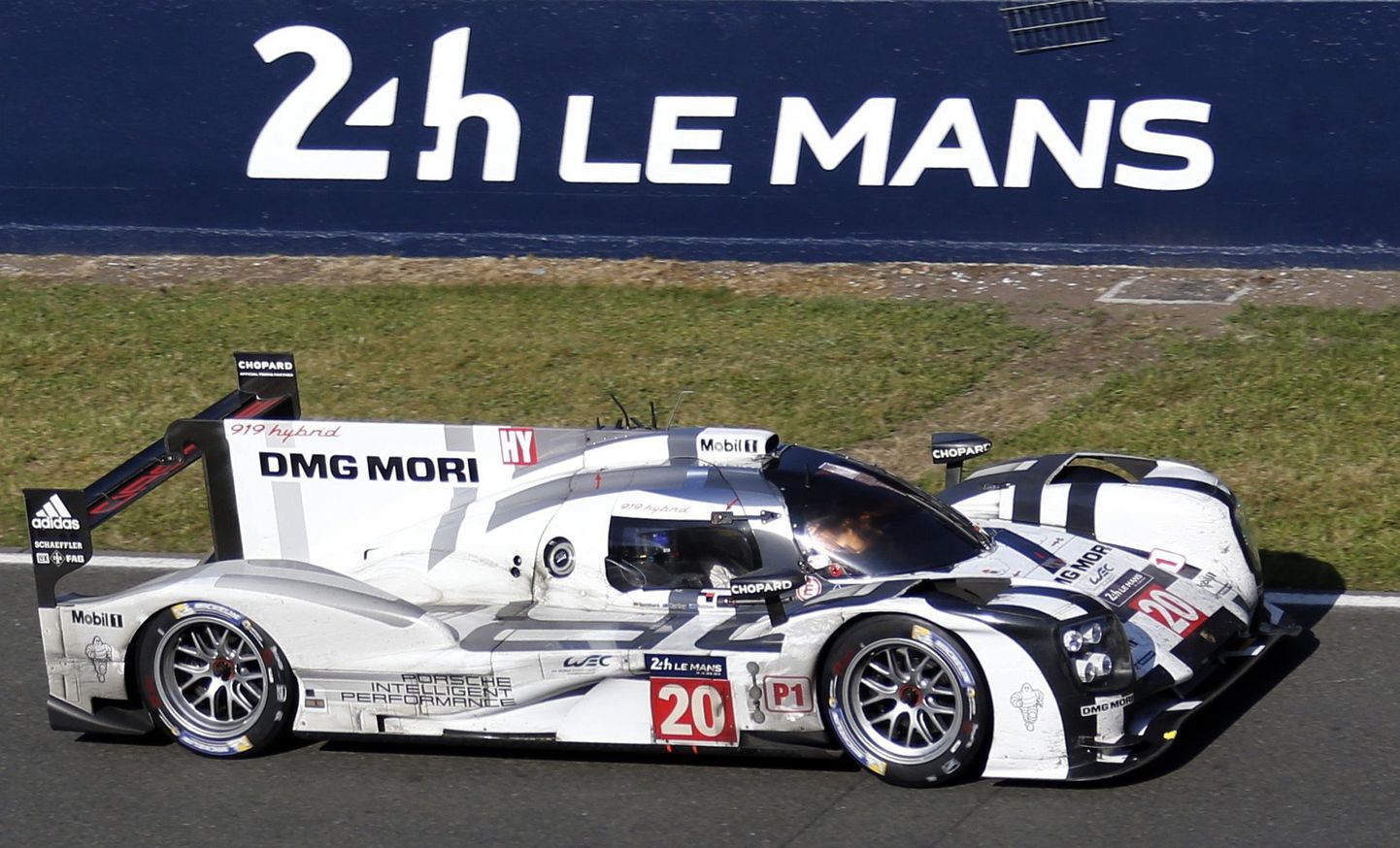 Porsche on viimastel aastatel keskendunud sportautode sarjas võistlemisele. Fotol on Timo Bernhard 2014. aasta Le Mansi võidusõidul Porsche 919 Hybridi roolis.
