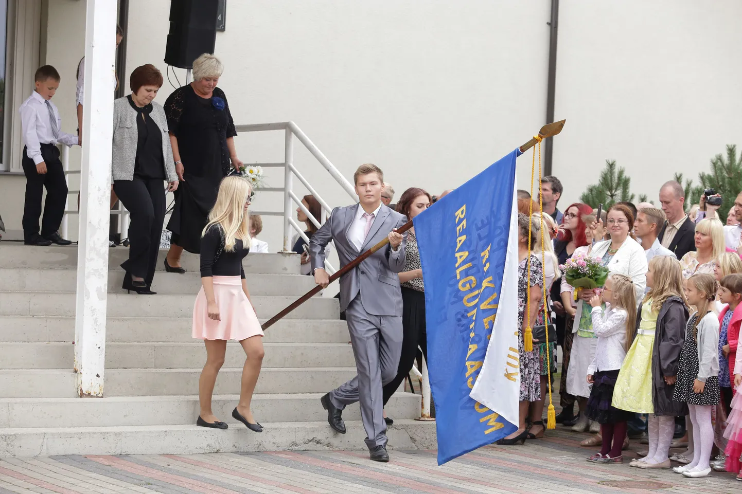 Kooli lippu kannavad parimad abituriendid. Fotol Rakvere reaalgümnaasium.