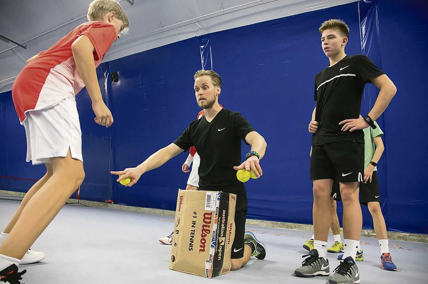 Rob Brandsma näitas Pärnu tennisehallis noortennisistidele jalgade tööd arendavaid harjutusi.