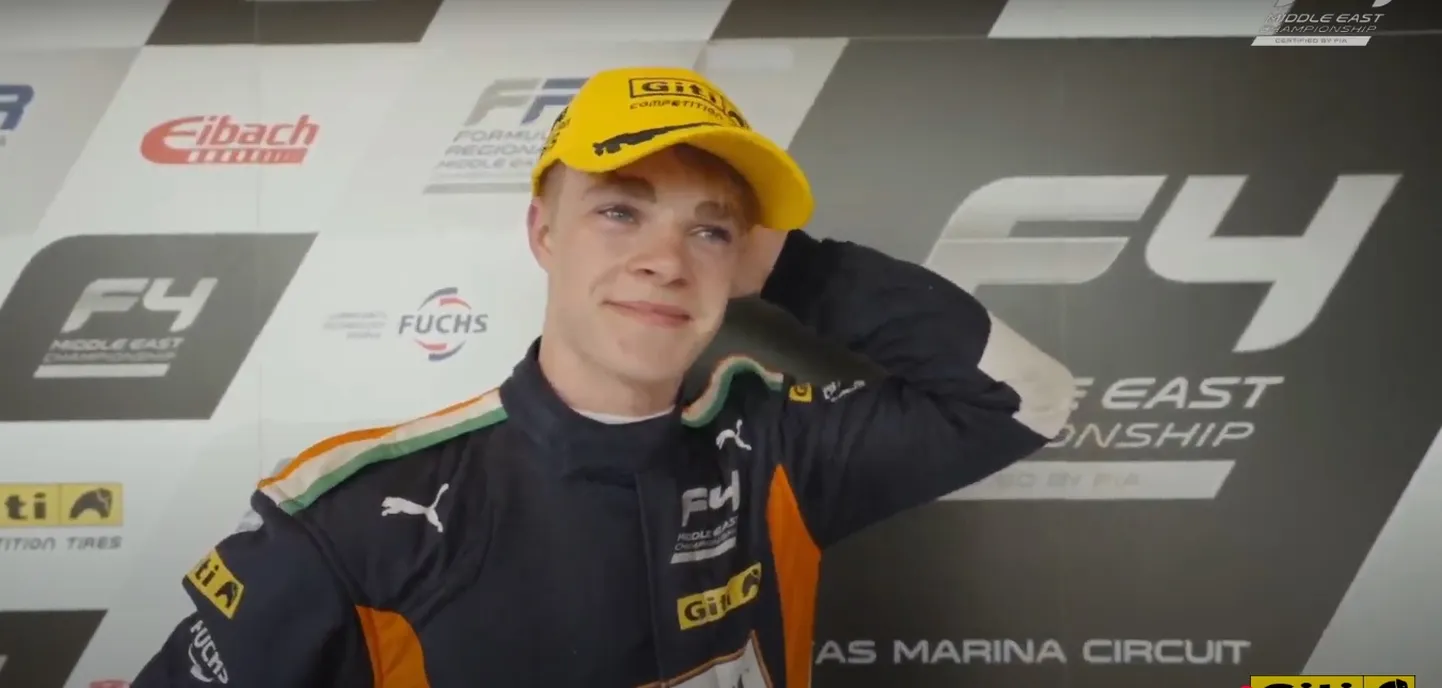 Latvijas autosportists Tomass Štolcermanis svētdien, 16. februārī, Abū Dabī "Formula 4" (F-4) čempionāta ceturtā posma trešajā braucienā izcīnīja otro vietu.