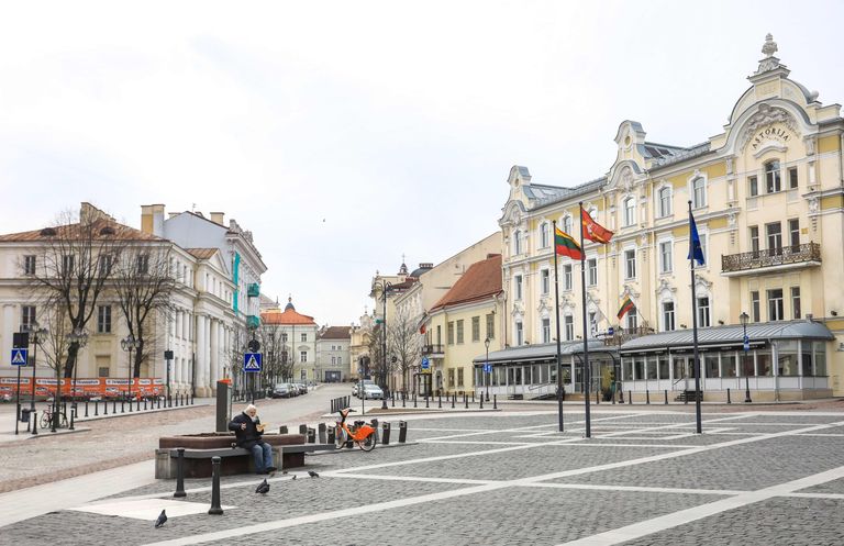 Leedu Vilniuse vanalinn, kus restoranid ja kohvikud tohivad tegutseda väljas, lauad tuleb panna kahemeetrise vahega