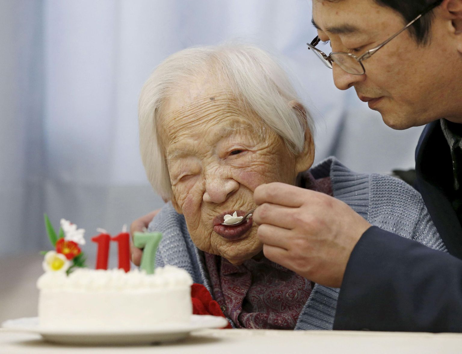Maailma vanim inimene jaapanlane Misao Okawa söömas sünnipäevatorti 5. märtsil 2015, mil ta sai 117-aastaseks. Okawa suri Osakas 1. aprilli varahommikul.