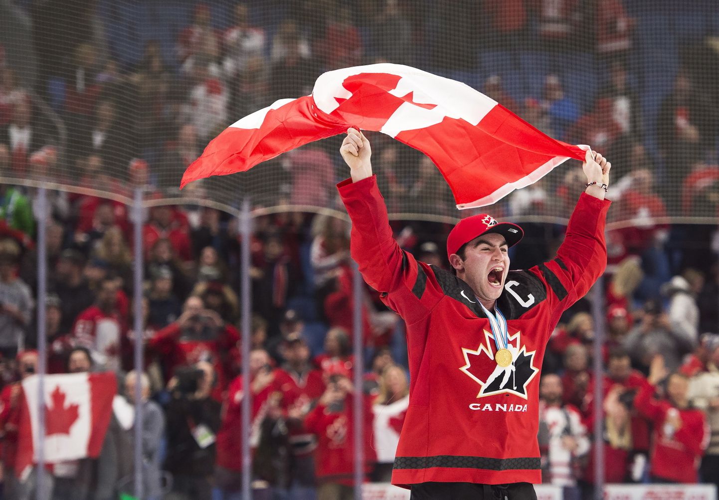 Kanada ründaja Dillon Dube pärast finaali võitu Kanada lipuga.