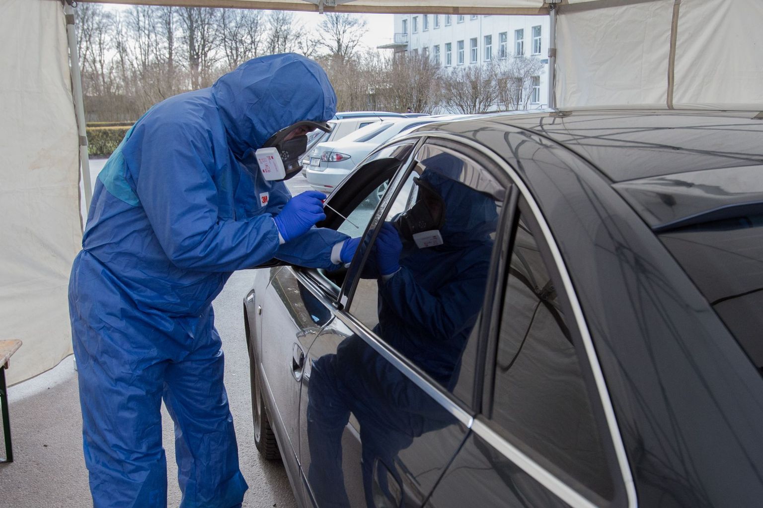 Koroonatestimine kevadel Kuressaare drive-in testlas.