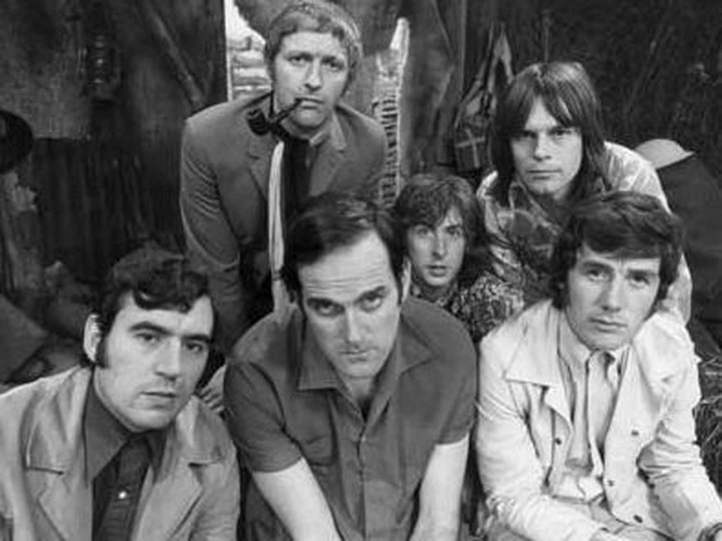 Monty Pythoni meeskond 1969. aastal: tagareas vasakult paremale -  Graham Chapman, Eric Idle, Terry Gilliam. Esireas - Terry Jones, John Cleese, Michael Palin