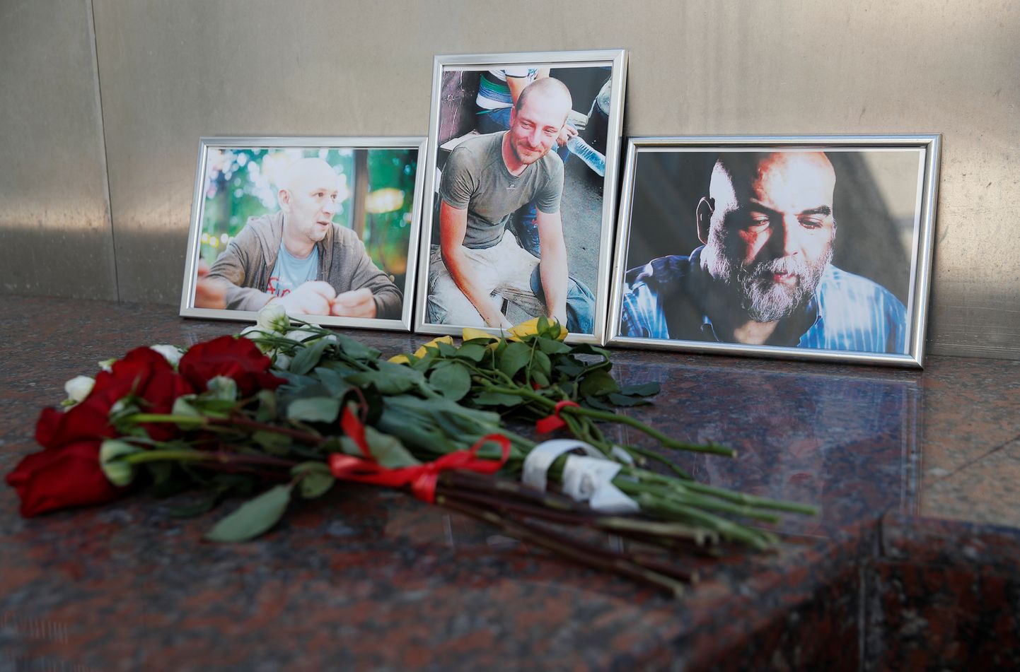 Фотографии погибших журналистов у Дома журналистов в Москве.