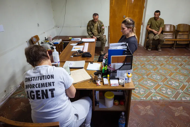 21. brigaadi sõjaväehaiglasse Lõmanis satuvad need Ukraina võitlejad, kellel mureks põrutused ja muud kergemat sorti traumad. Kui arsti vastuvõtte tehakse kabinettides, siis palatid on turvalisemates keldriruumides.