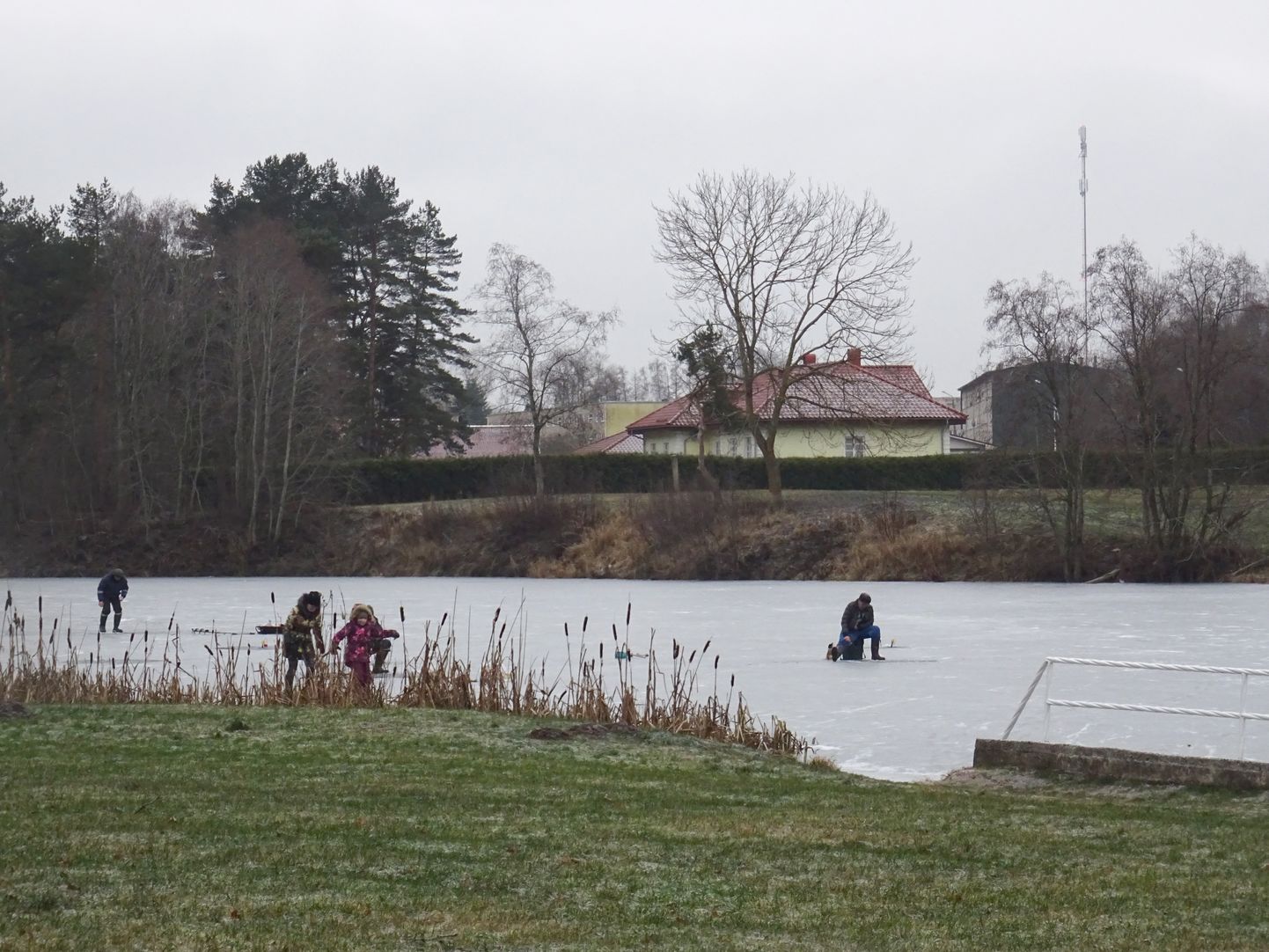 Хотя спасатели утверждают, что лед на вокаском пруду опасно тонкий, любители рыбалки и катания на коньках думают иначе. Вот и в этот понедельник на льду пруда находились несколько удильщиков.