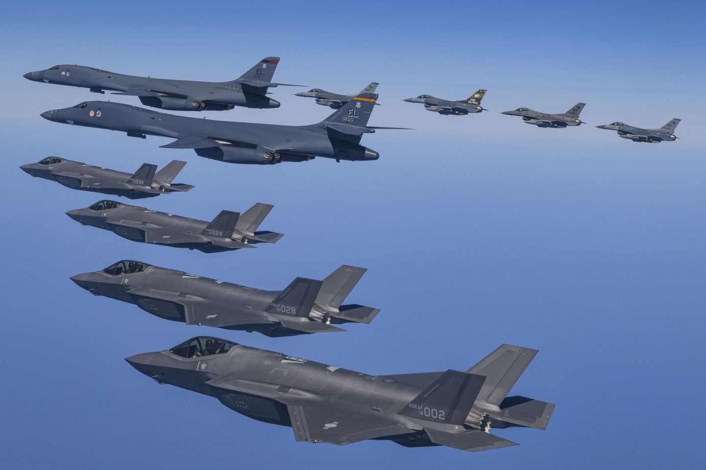 Lõuna-Koreas toimunud õppustel saadavad F-35 ja F-16 F-1B pommitajaid