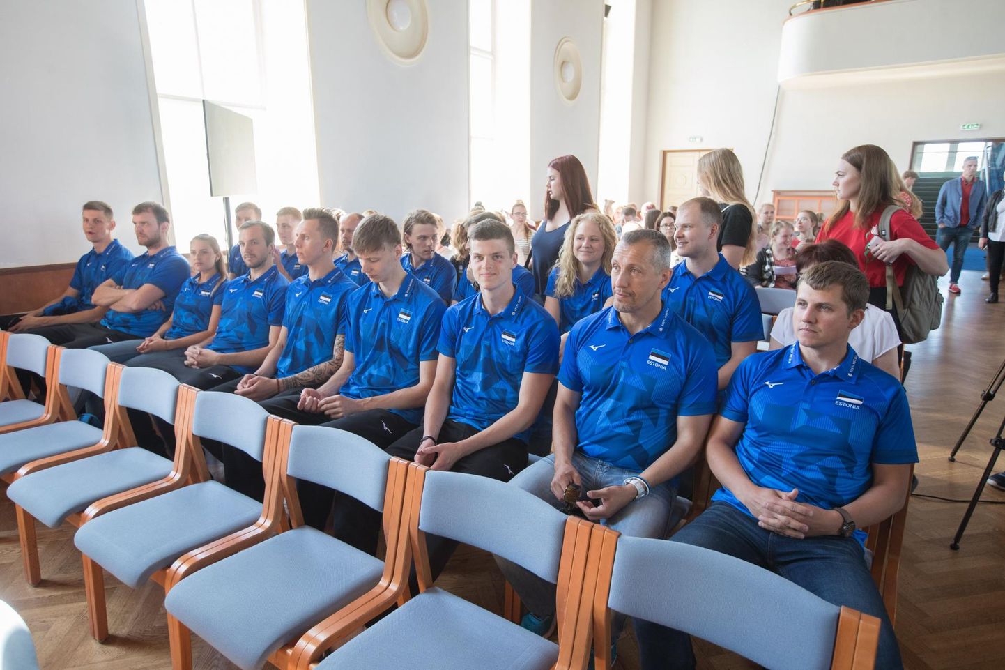 Sinised särgid reas: võrkpallikoondise mängijad kogunesid Rakvere gümnaasiumi aulasse, et pressikonverents anda.