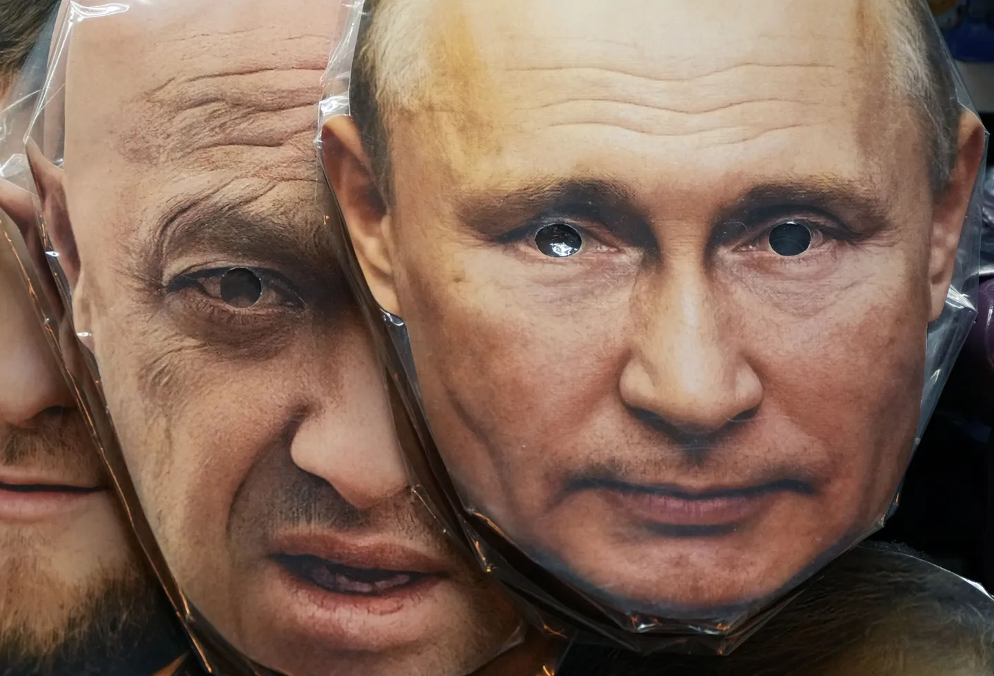 Маски Путина и Пригожина в открытой продажи на улицах Санкт-Петербурга, июнь 2023 года.