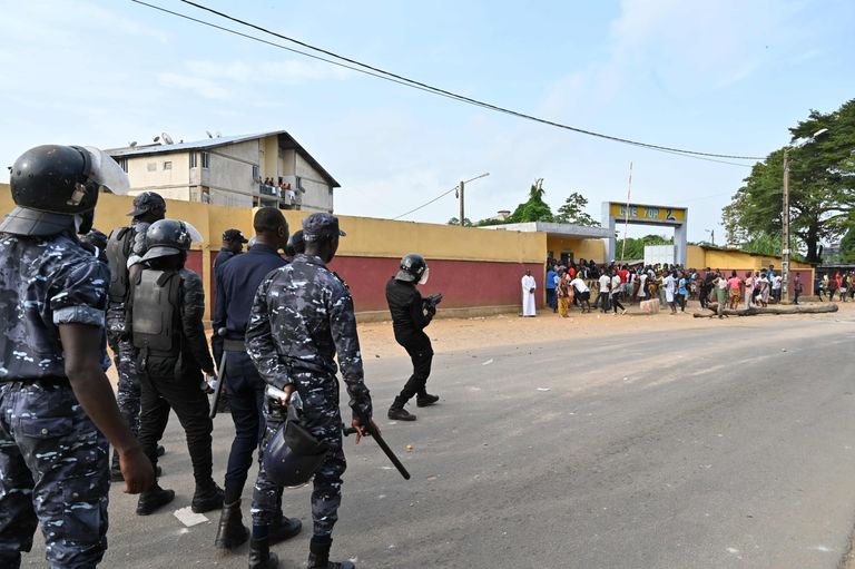 Elevandiluurannikul Abidjanis hävitasid protestijad uue tervisekeskuse, kus taheti hakata tegema koroonaviiruse teste. Märulipolitsei üritas neid peatada