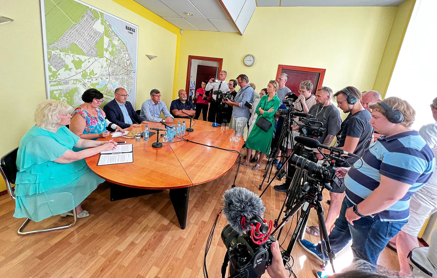 Narva volikogu liikmete, saadikufraktsioonide liidrite ja linnapea Katri Raigi osalusel vene keeles peetud volikogu istungit jälgis tohutu hulk kaamerasilmi, ent sellele vaatamata jäi tanki teisaldamise otsus tulemata. Selgitusi tuli saadikutel jagada istungile järgnenud pressikonverentsil.