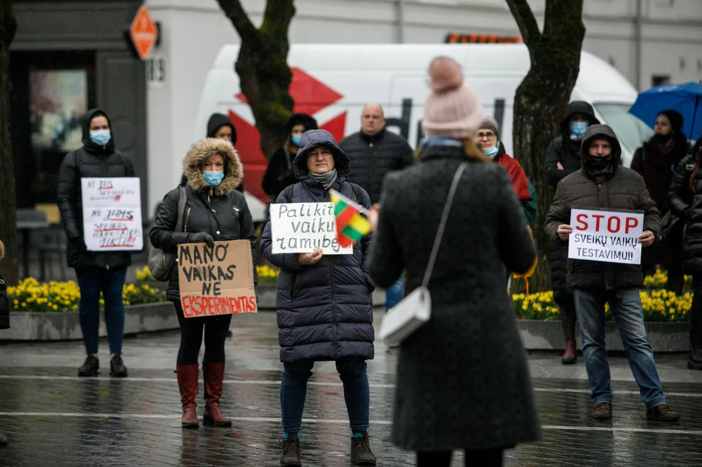 Esmaspäeval kogunes Kaunases koroonapiirangute vastu protestima käputäis inimesi, kuid see võib olla alles algus – mai keskpaigaks kavandatakse suuremat üritust Vilniuses. 