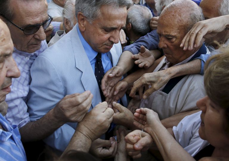 Kreeka panga harukontori juht viis inimestele järjekorranumbreid. Foto: Reuters / Scanpix