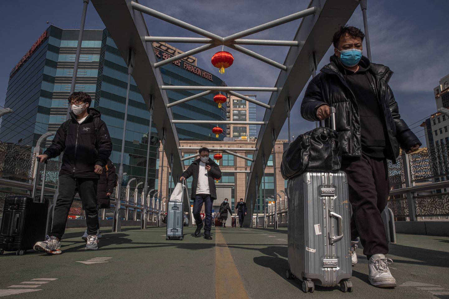 Hiina reisijad Pekingi rongijaama sillal, kes sõidavad uusaastapühadeks perede juurde.