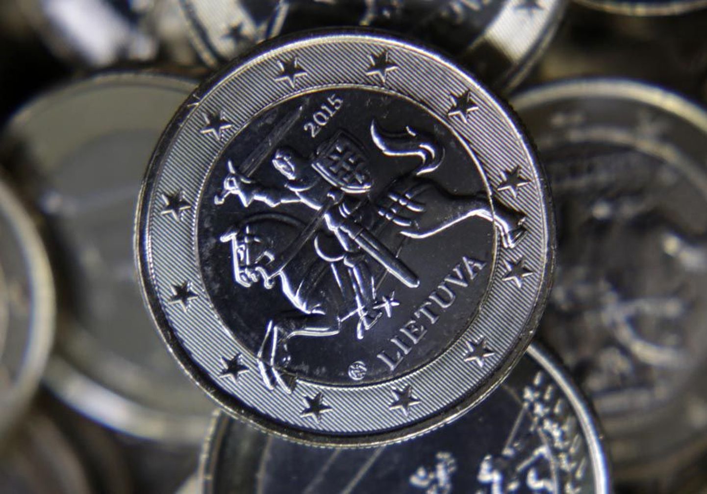 Peagi võib ka eestlaste rahataskutes kohata euromünte ja -sente, mille tagumisel küljel on kujutatud Leedu rahvuslikku ratsameest Vytast.