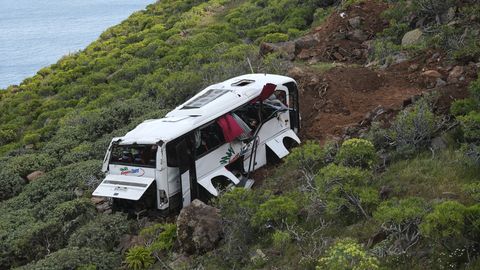 Turismibuss kuristikku: üks surnu, kivid päästsid katastroofist