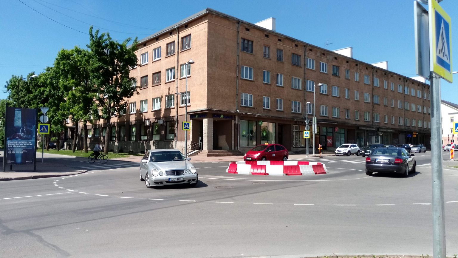 Перекресток улиц Пушкина и Мальми в Нарве тоже стал кольцевым.