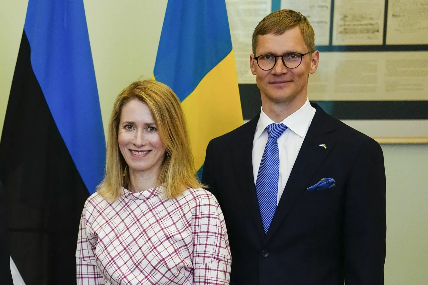 Peaminister Kaja Kallas ja tema Venemaa-ärisidemetega abikaasa Arvo Hallik tänavu maikuus Eesti ja Ukraina lipu taustal.