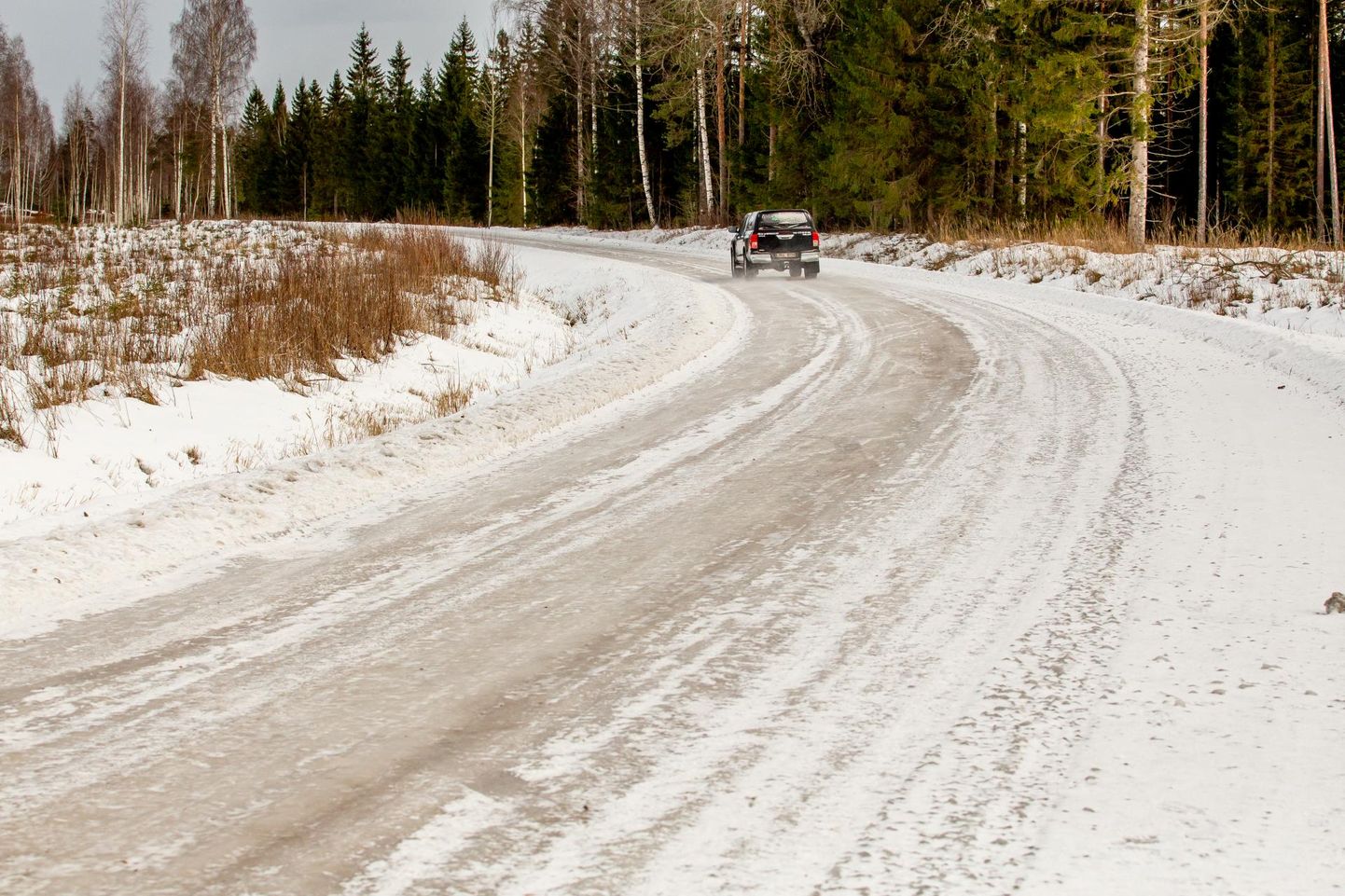 Talviste teeoludega arvestamata jätmine on põhjustanud kolm teelt väljasõitu.