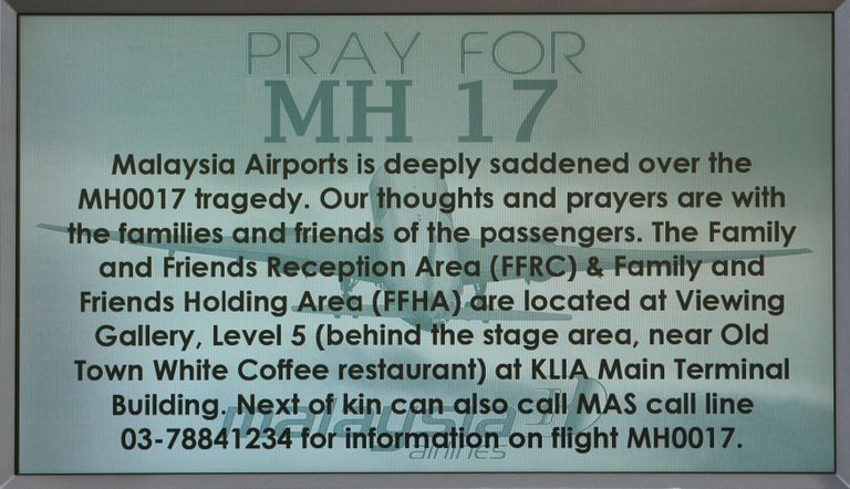 Sõnadega «Palvetage MH17 eest.» algas 2014. aasta 18. juulil Kuala Lumpuri lennujaama teadetetahvlil info selle kohta, kust saab infot selle saatusliku lennu kohta. Fotod: Scanpix