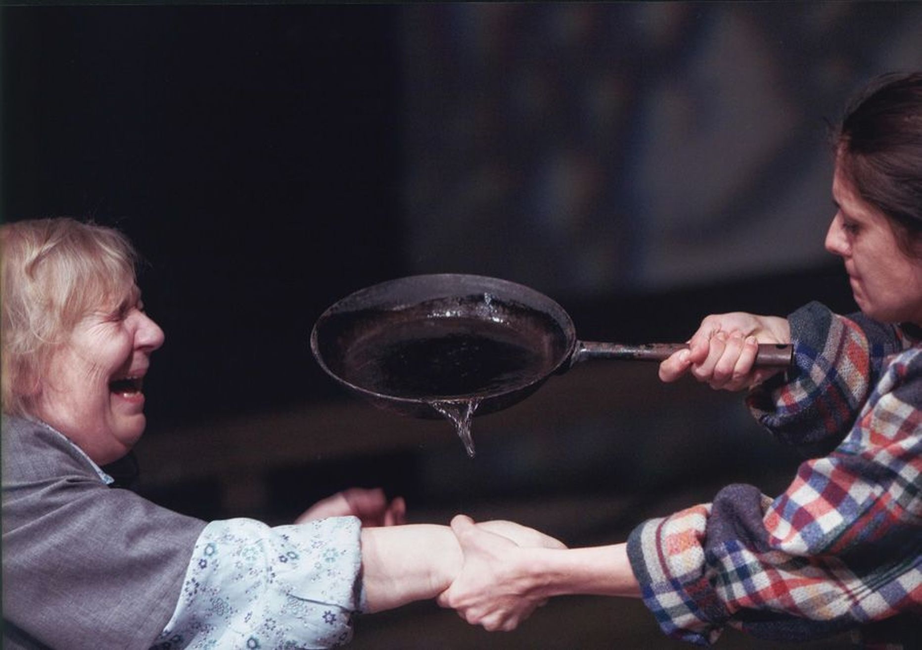 Vaimne vägivald viib füüsiliseni: Ines Aru (vasakul) ja Ülle Lichtfeldt säravad lavastuses «Leenane’i kaunitar».