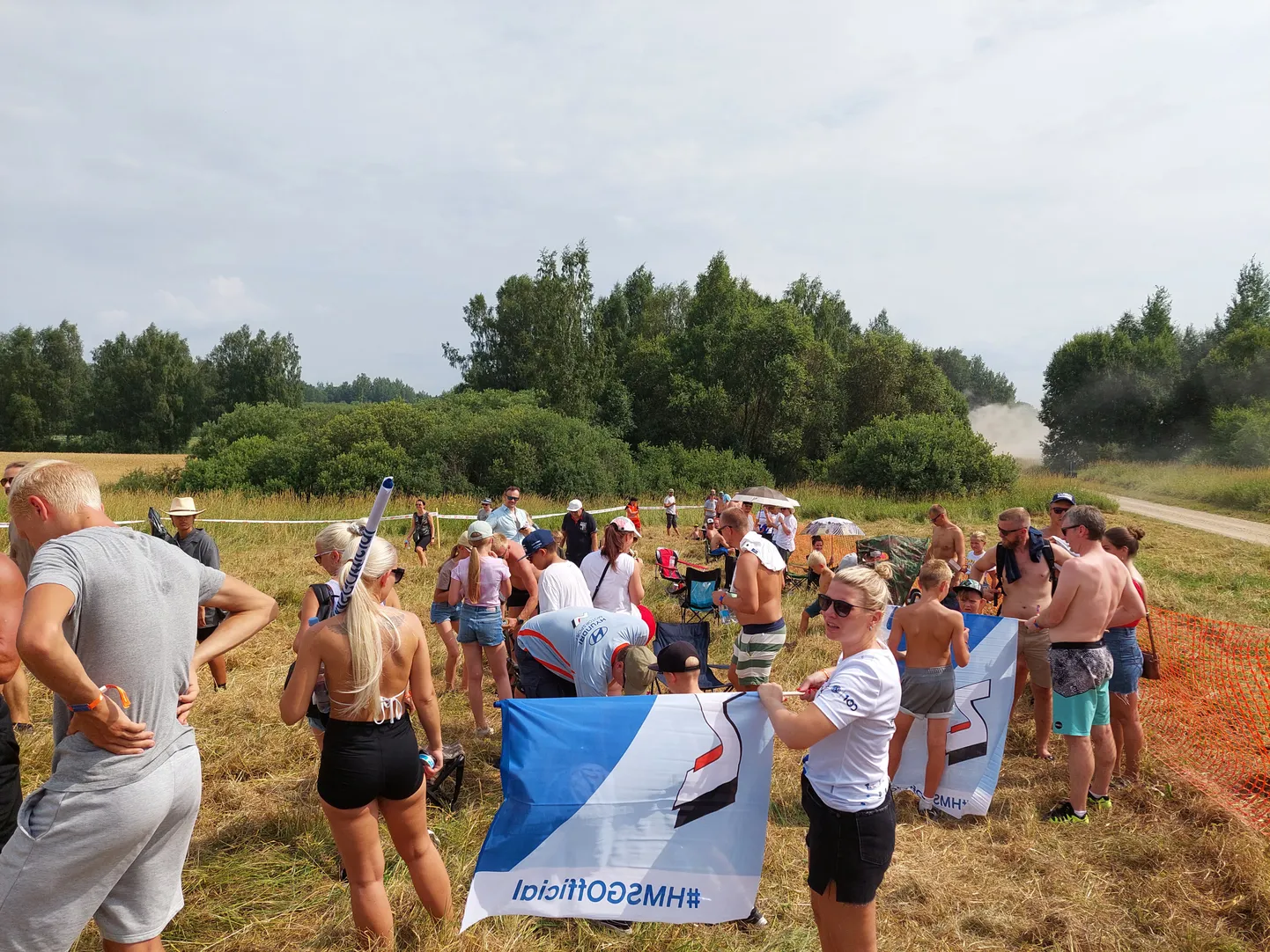 Pettunud fännid Hyundai lippu kokku kerimas.