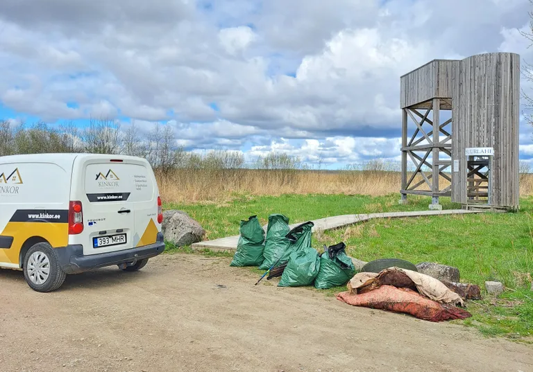 Linnuvaatlustorni ümbrusest kogutud prügi ootamas äravedu.