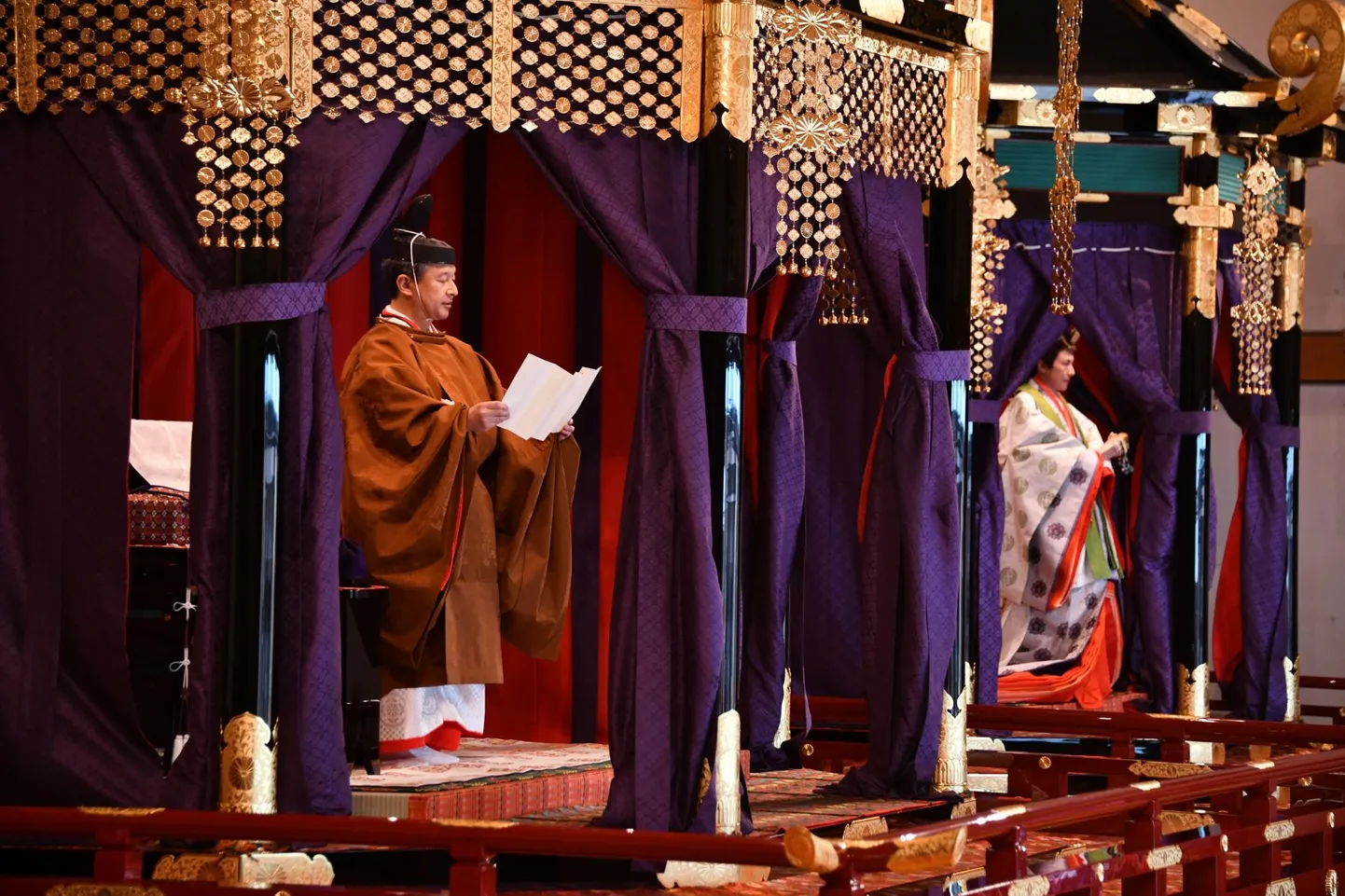 Keiser Naruhito (vasakul) ja keisrinna Masako teisipäeval toimunud troonimistseremoonial Tokyo palees. 