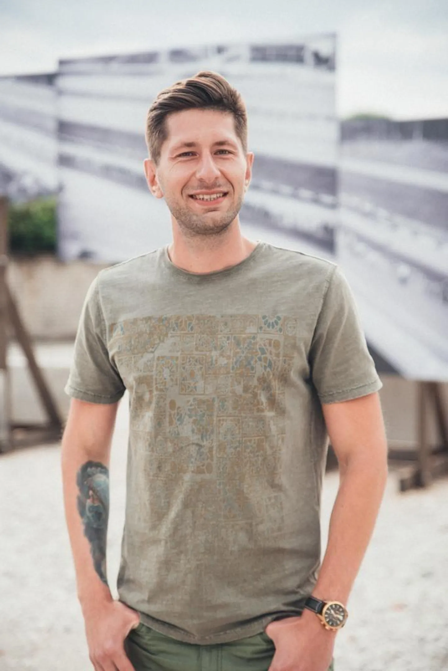Dmitrijs on kaks meetrit pikk, kõhna kehaehituse, roheliste silmade ja tumepruunide juustega.