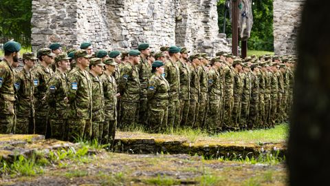 Kaitseväelased kogunesid vallimäele