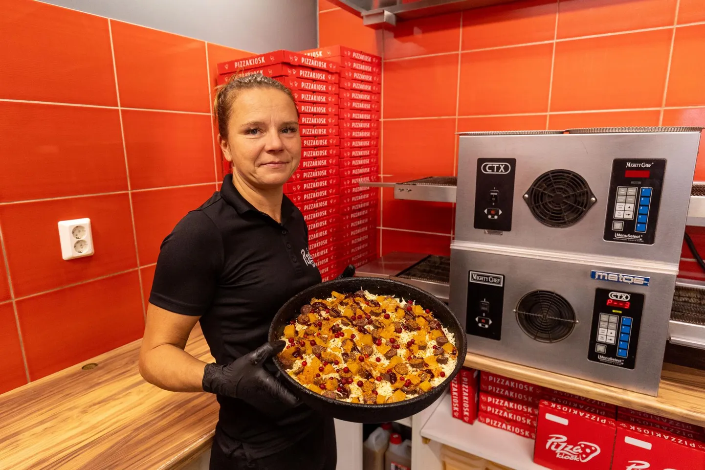 Pizzakioski kvaliteedijuht Margit Reinmets ütleb, et jõulupitsa on detsembris tavapärastele pitsadele tore vaheldus ning mõnus jõulune mekk loob kindlasti pühademeeleolu.