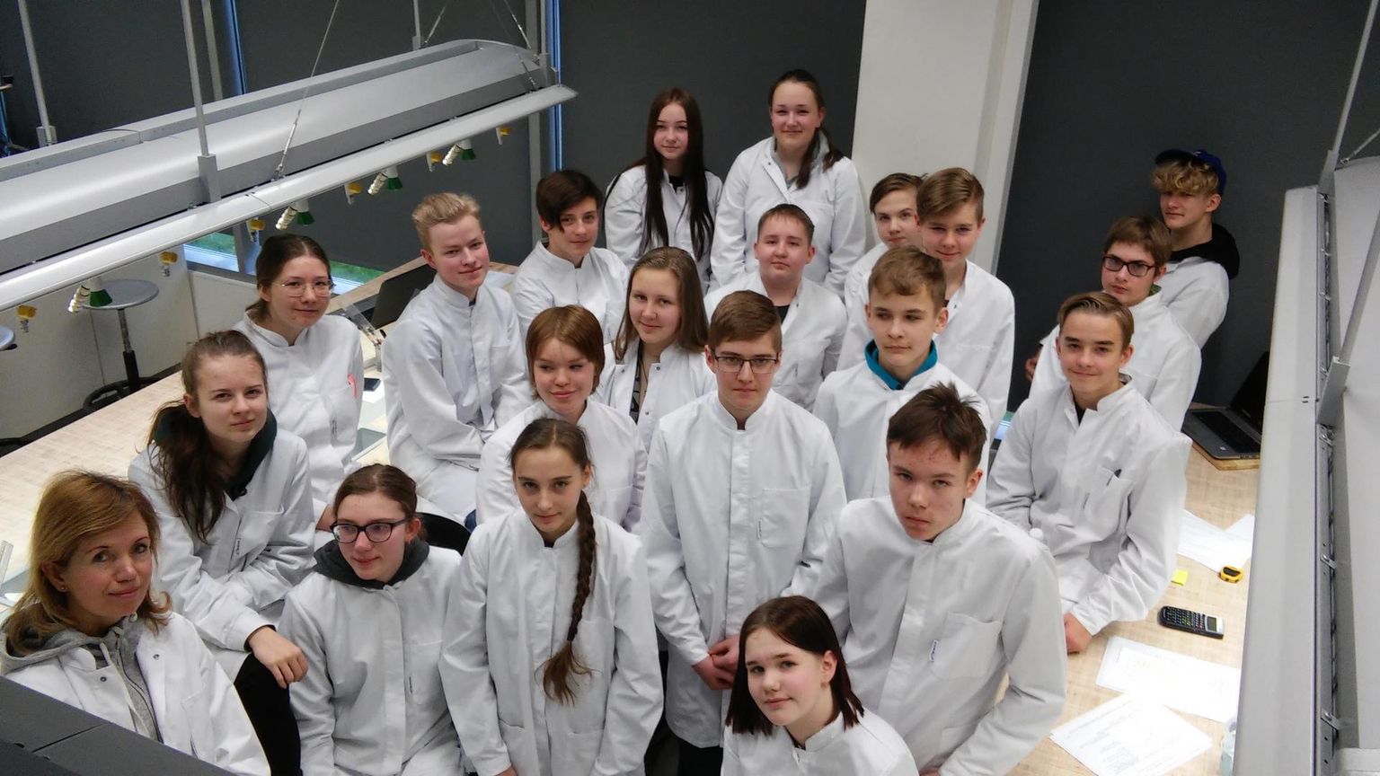 Pärnumaa noored koos õpetajaga külastasid Tartu ülikooli uurimislaborit.