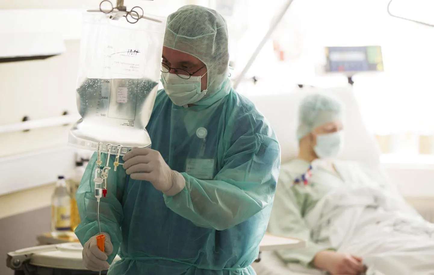 Hamburgi haigla arst kontrollib kolibakteriga nakatunud patsiendi infusiooni.