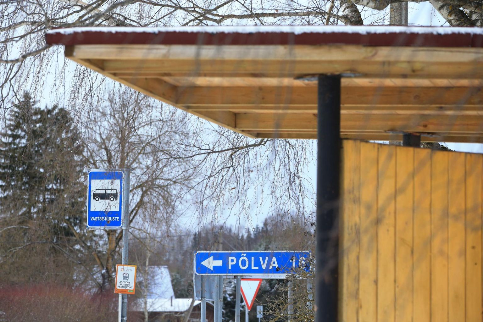 Vastse-Kuuste bussipeatusest on sõita Tartusse 32 ja Põlvasse 16 kilomeetrit.