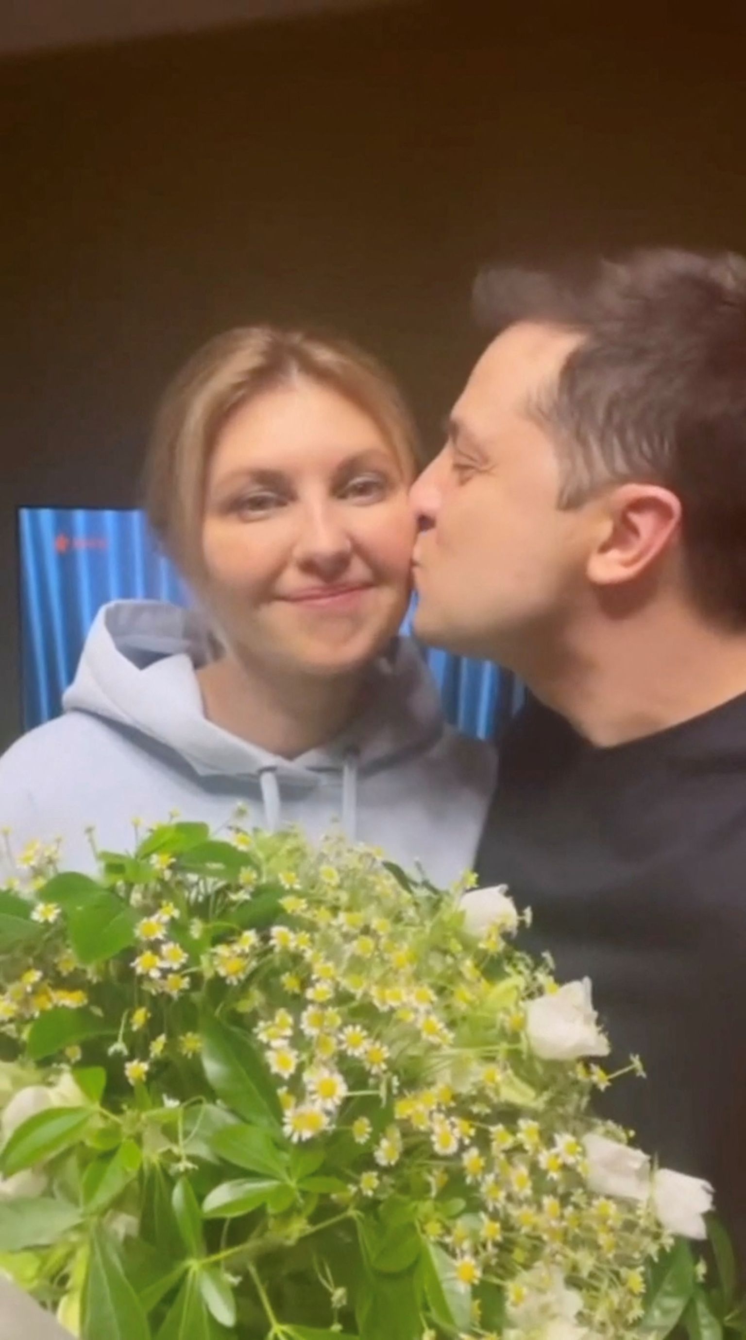 Ukraina president Volodõmõr Zelenski suudleb valentinipäeval oma naist, Olena Zelenskat