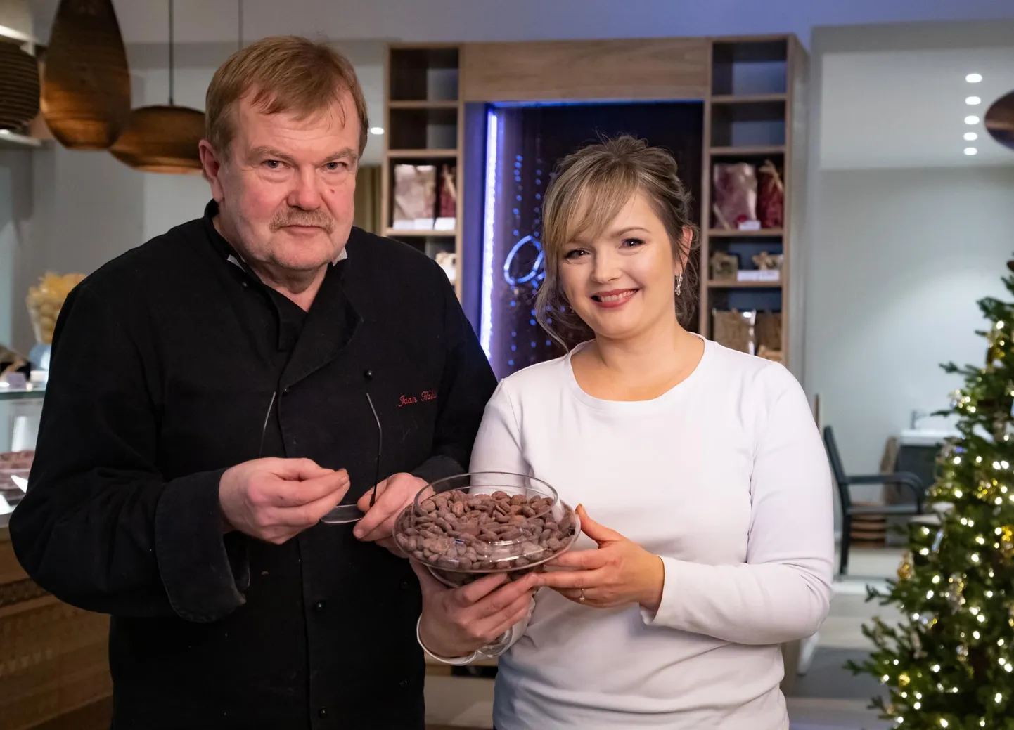 Chocolala śokolaadimeister Jaan Habicht ning asutaja ja perenaine Kristi Lehtis demonstreerivad, millised näevad välja kakaooad, millest śokolaadi tehakse.