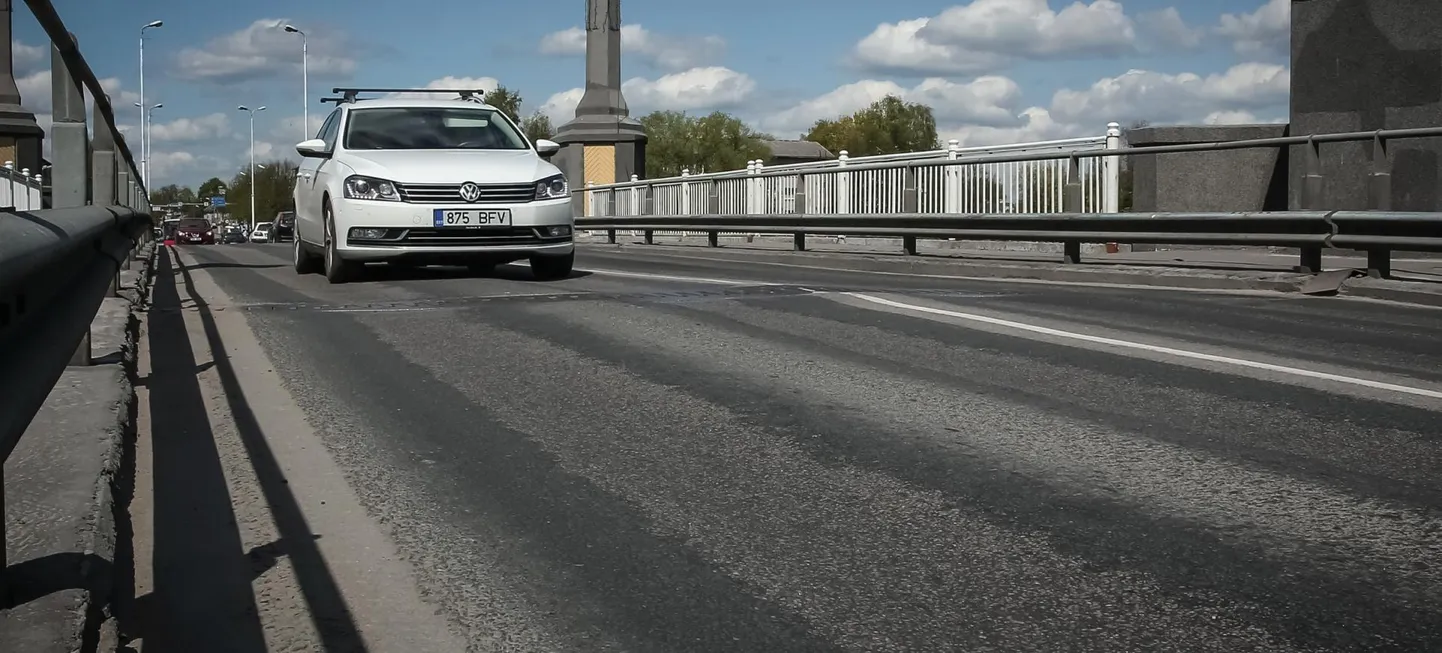 Pärnu Kesklinna silla asfalt on kulunud ja sõidutee kattesse on tekkinud pikirööpad.