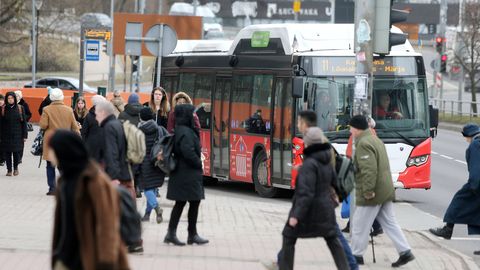 Tartus vajas bussis kukkunud naine kiirabi, Kabja lähistel põrkasid kokku autod