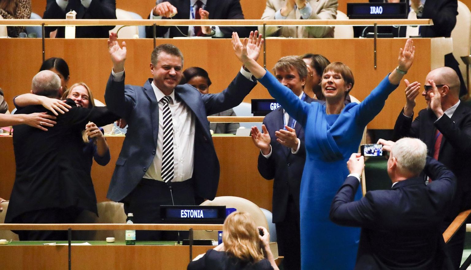 Eesti delegatsioon eesotsas president Kersti Kaljulaidi ja välisminister Urmas Reinsaluga rõõmustab võidu puhul: Eesti on 2020. aastast ÜRO Julgeolekunõukogu mittealaline liige.