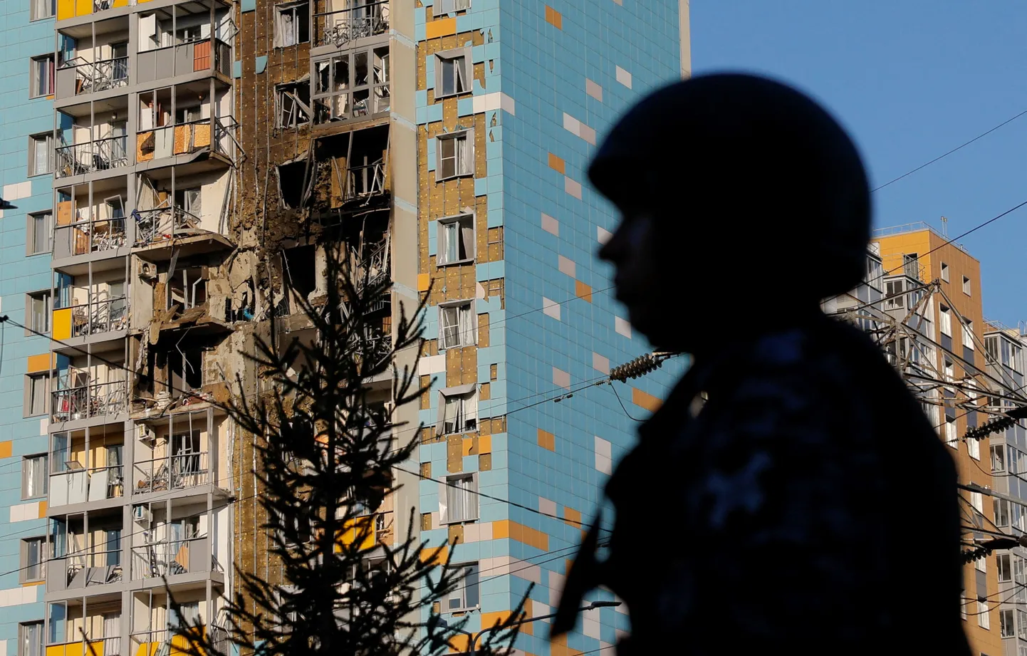 Politseiametnik Moskvas Ramenskoje piirkonnas droonirünnaku järel. Foto on illustratiivne.