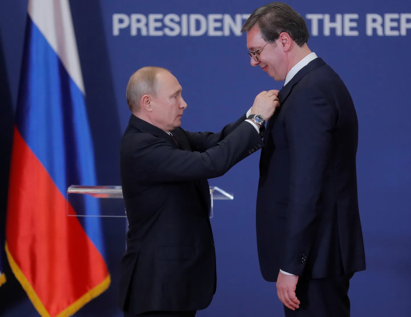 Venemaa autoritaarne liider Vladimir Putin autasustamas Serbia presidenti Aleksandar Vučićit Aleksandr Nevski ordeniga pärast nende kohtumist Belgradis 17. jaanuaril 2019. aastal.