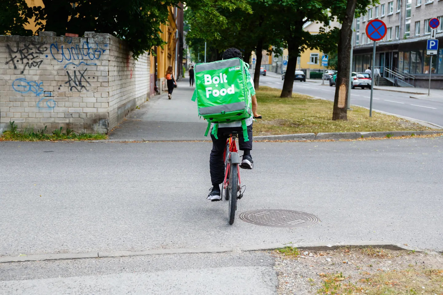 Курьер Bolt Food. Фото иллюстративное.