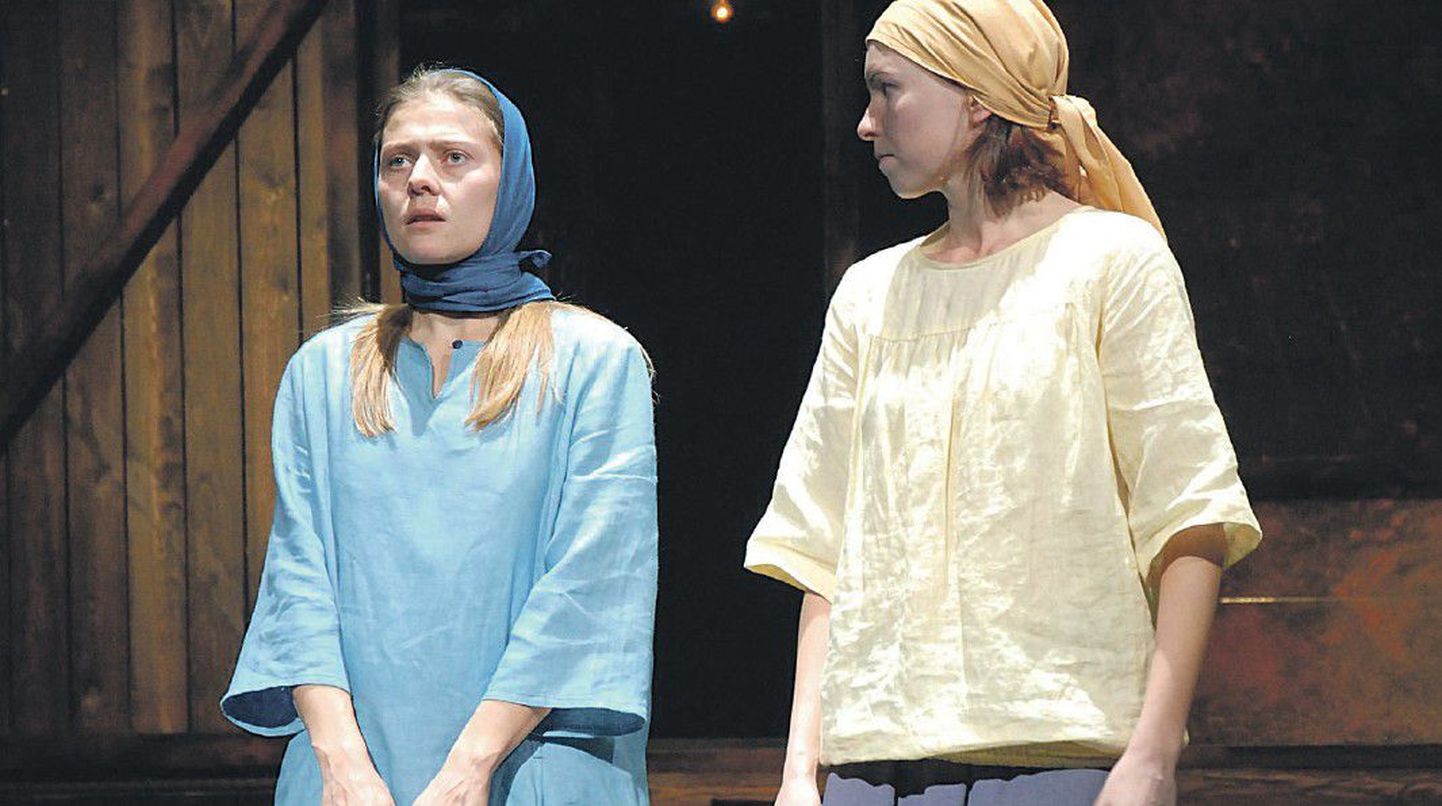 Несчастная Катерина (Мария Голубкина, слева) ждет моральной поддержки от своей золовки Варвары (Елизавета Прилепская).
